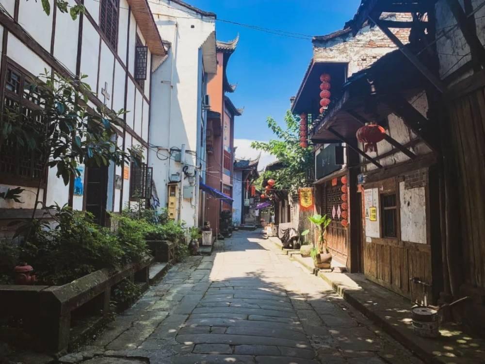 男子四处贷款,欠下80多万!执行人员现场腾房促还款
